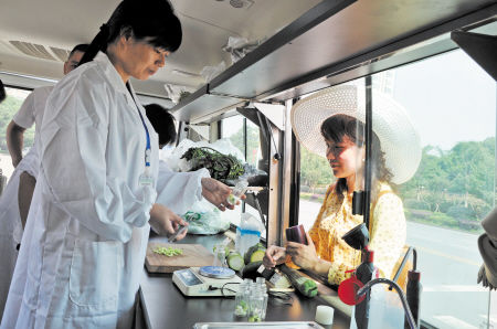 挑選食品安全檢測車廠家，需要注意這3點(diǎn)