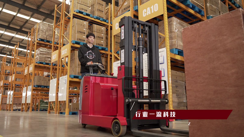 如何操作站立式叉車(chē)